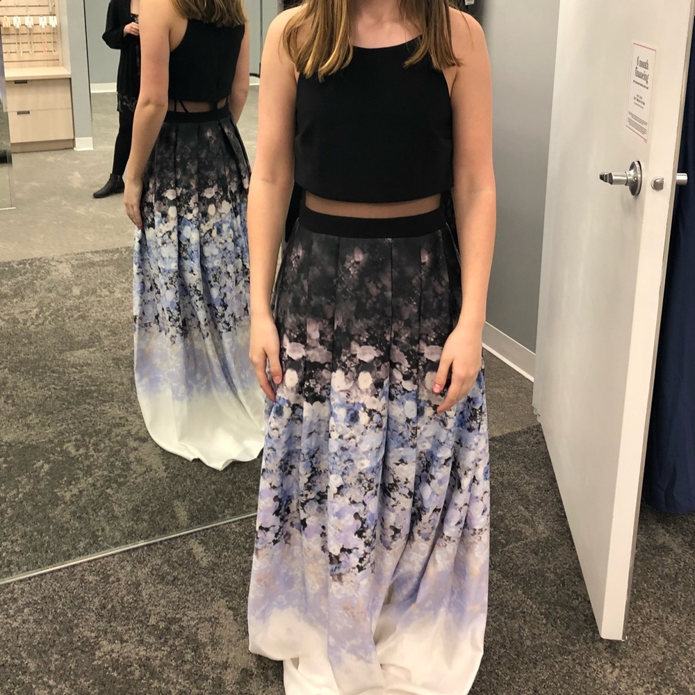 Beautiful prom dress! Size 4! Worn once for prom!